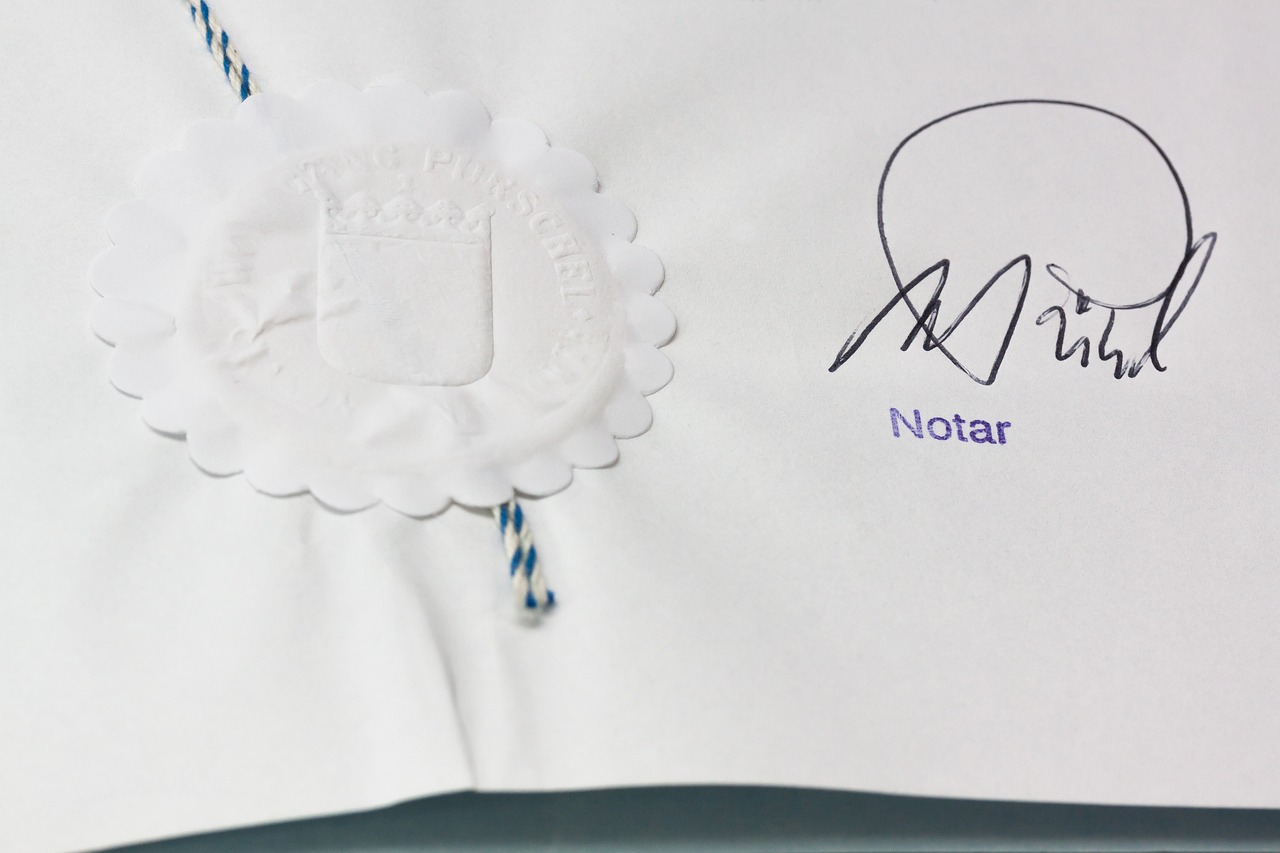 Sigel und Unterschrift vom Notar unter Beglaubigung für Pflichtteilsentziehung