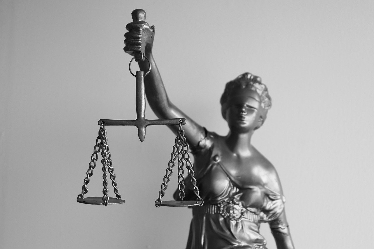 Figur Justizia beim Urteil Pflichtteilsentzug