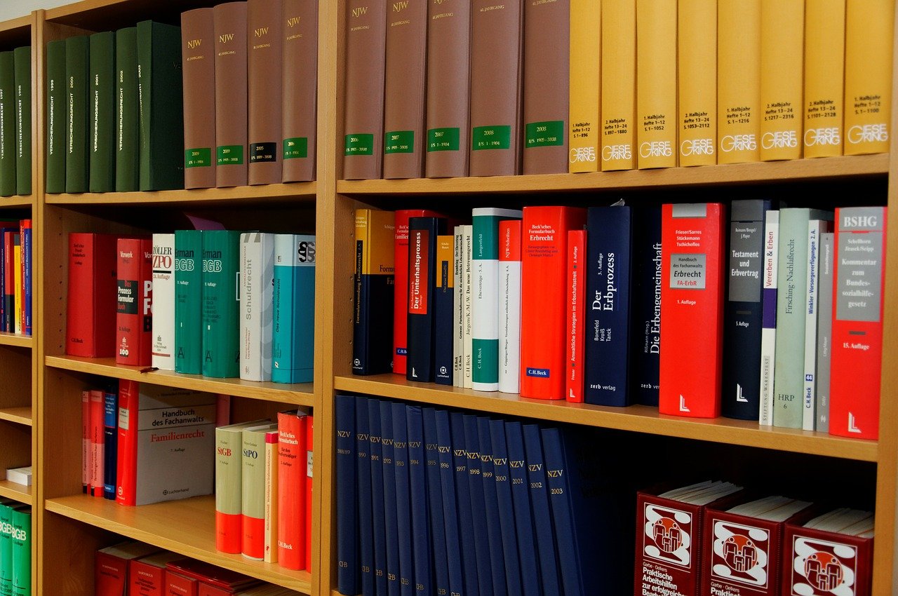 Bücherregal mit Gesetzbüchern