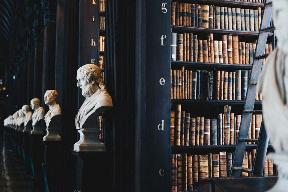 Alte Bibliothek mit alten Büsten